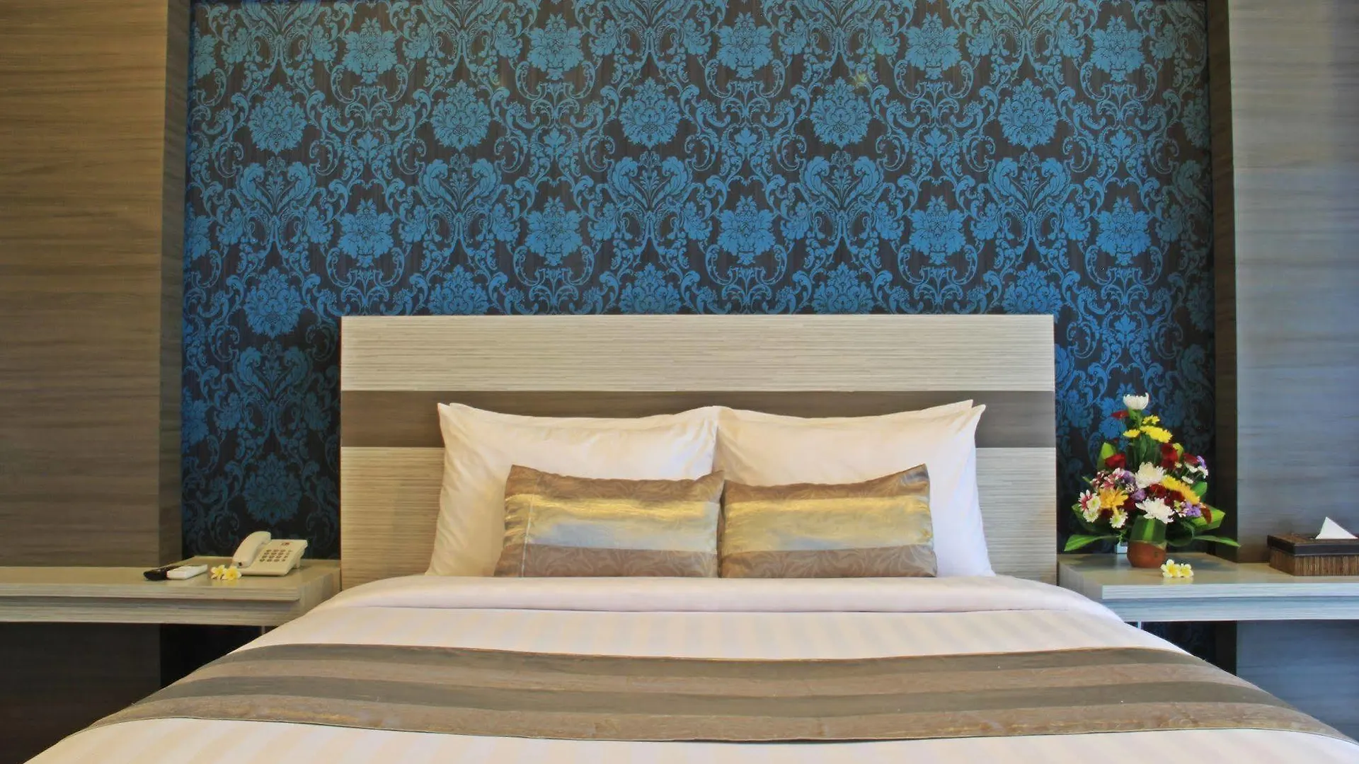 Transera Kamini Legian Hotel